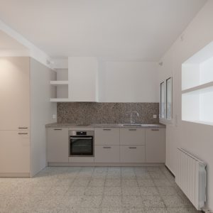 Rehabilitació de mobiliari, paviment,  instal·lació del bany.